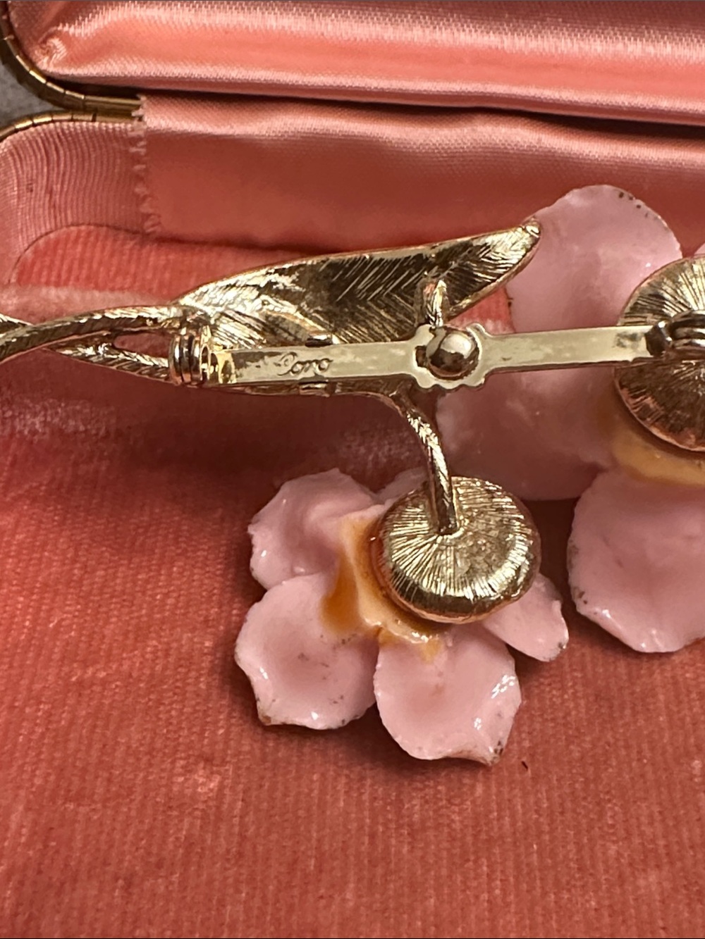 💐1950s CORO Vintage Mid Century Pink Gold Dusted Porcelain Rose Statement Brooch - Picture 4 of 6